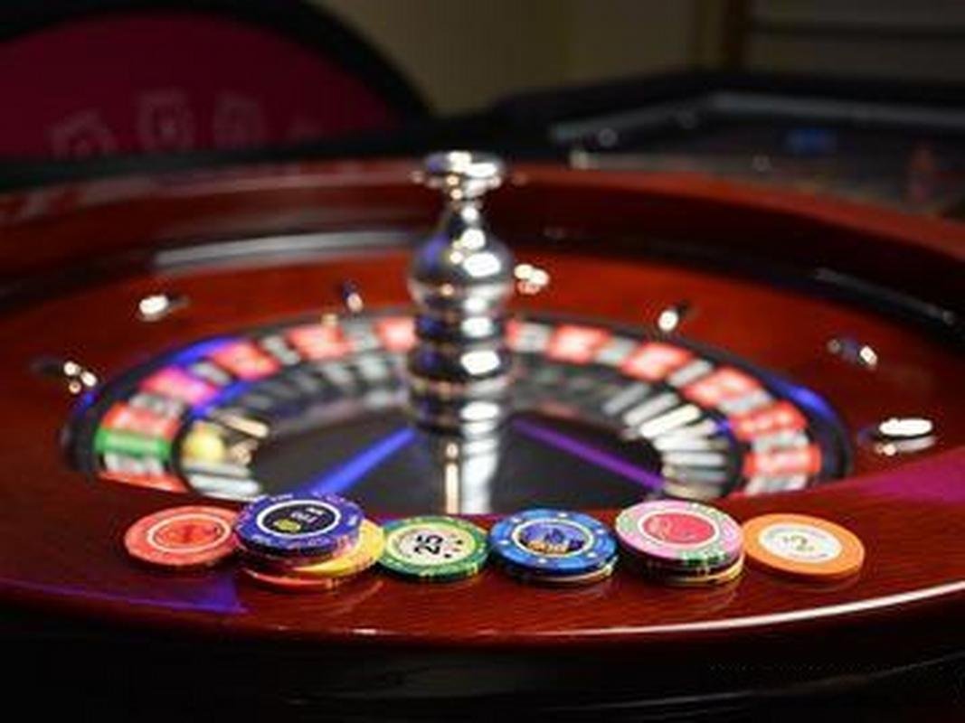 Studio live dealer kisahslot menampilkan meja Infinite Blackjack dengan kartu dan chip profesional