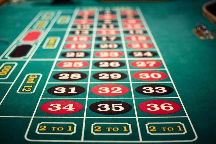 Layar permainan Infinite Blackjack menunjukkan dealer, kartu pemain, dan opsi aksi interaktif